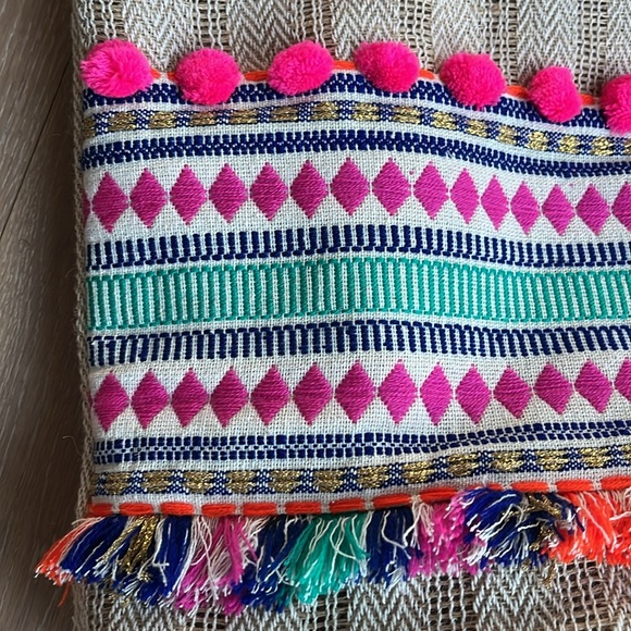 NWT. Pom Pom boho style tote. Lined w/ zip pocket & snap closure. Bright colors. - Picture 4 of 7